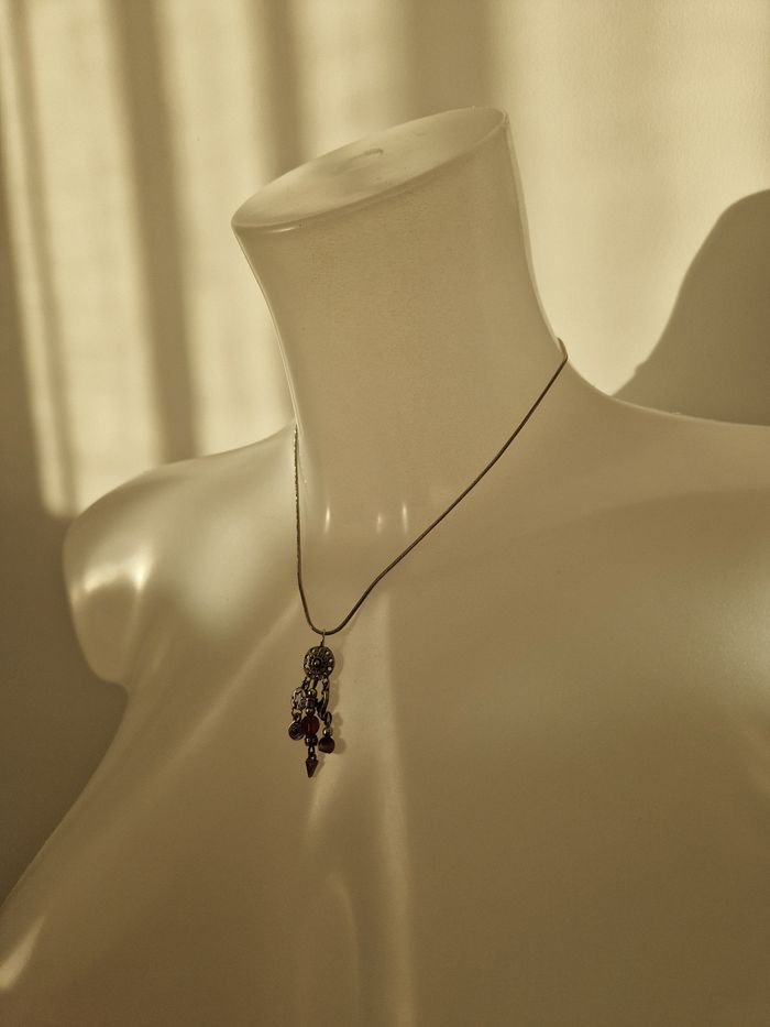Collier argenté avec décorations et perles rosées - photo numéro 4