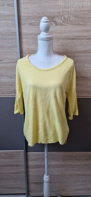 Pull jaune.