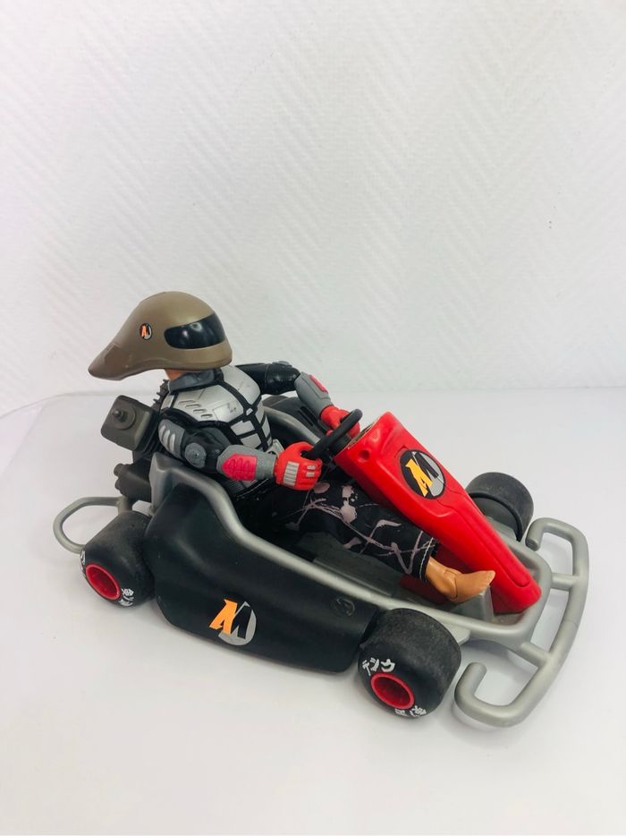Figurine action man et kart