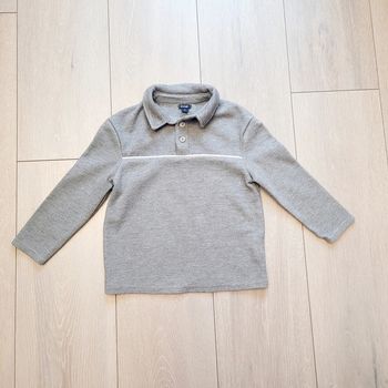 Polo gris. Garçon 5 ans. Marque Kiabi