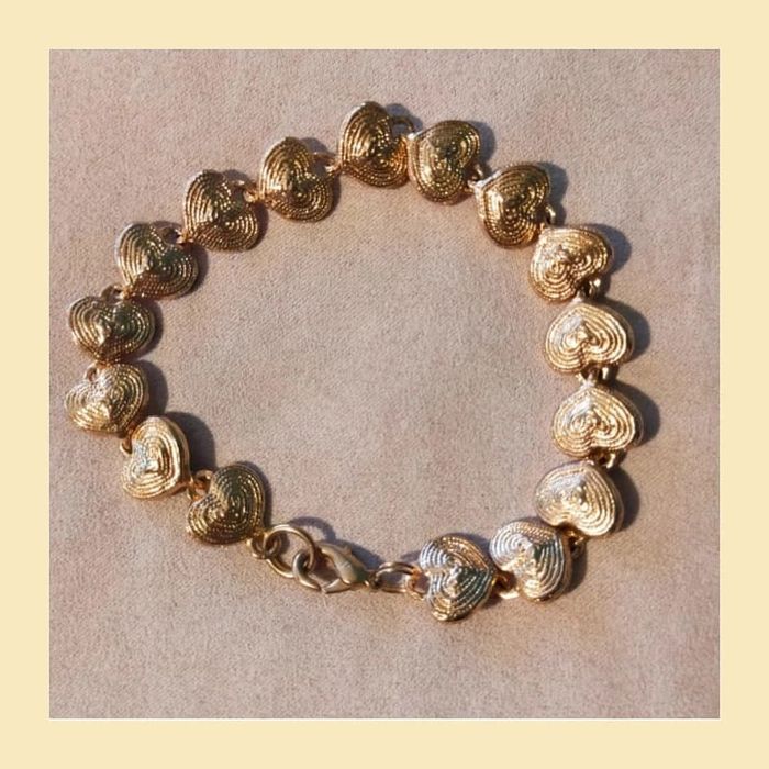 Bracelet vintage doré à cœurs gravés – Élégance intemporelle