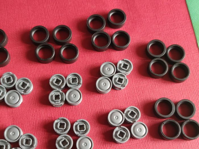 44 petites roues / jantes grises avec pneus Lego - en parfait état jamais utilisées - vrai Lego - photo numéro 9