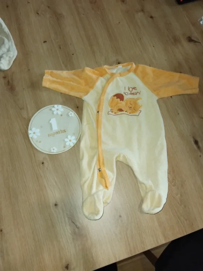 5 pyjamas  velours 1 mois - photo numéro 10