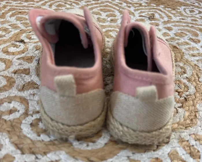 Jolie paire de baskets en toile - photo numéro 8