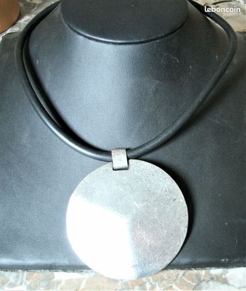 Collier médaillon en métal argenté - tour du cou résine noire