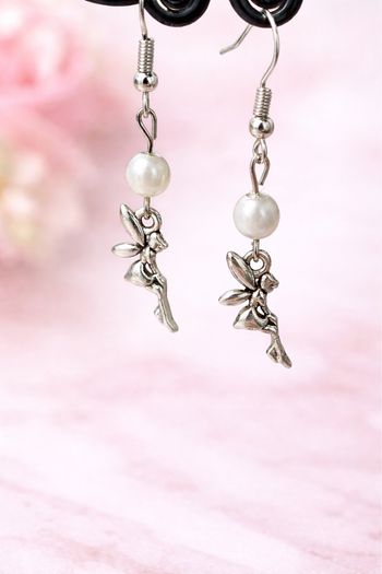 Boucles d’oreilles petite fée et perle nacrée 