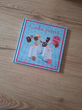 Livre cuisine solar cake pops en très bon état