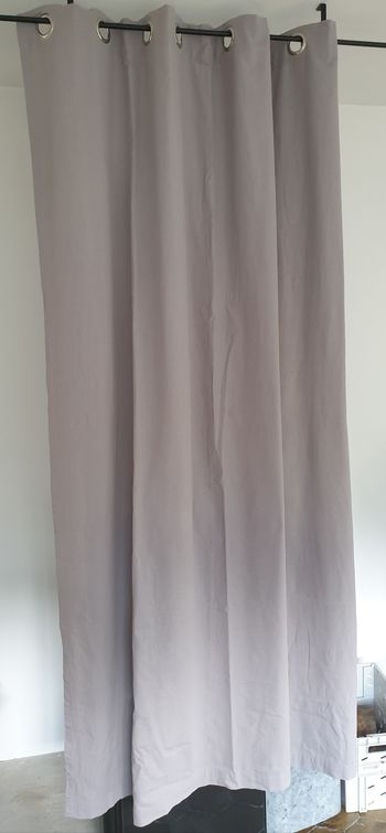 Rideau gris a oeillets