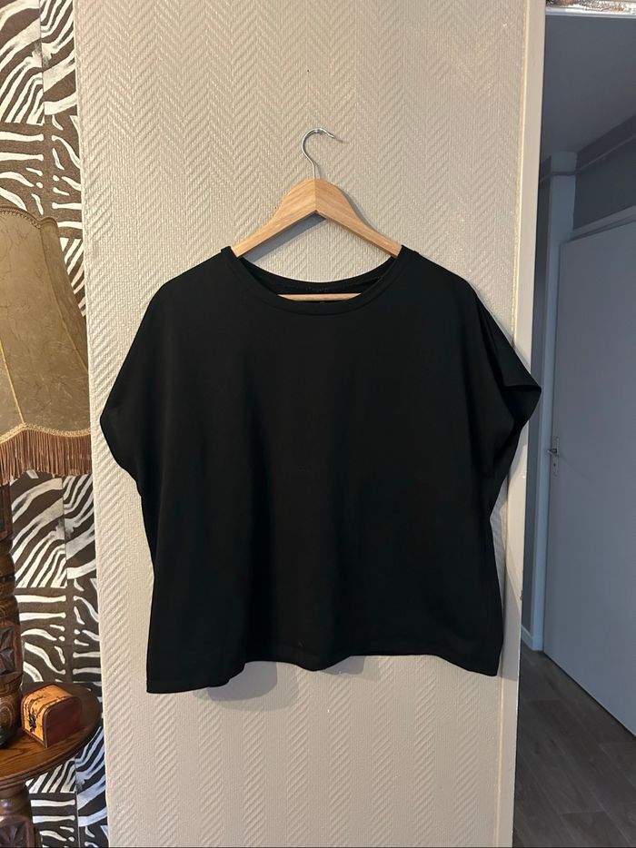Tee-shirt légèrement ouvert dans le dos - photo numéro 2