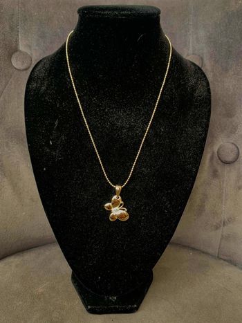 Collier chaine et pendentif papillon plaque or