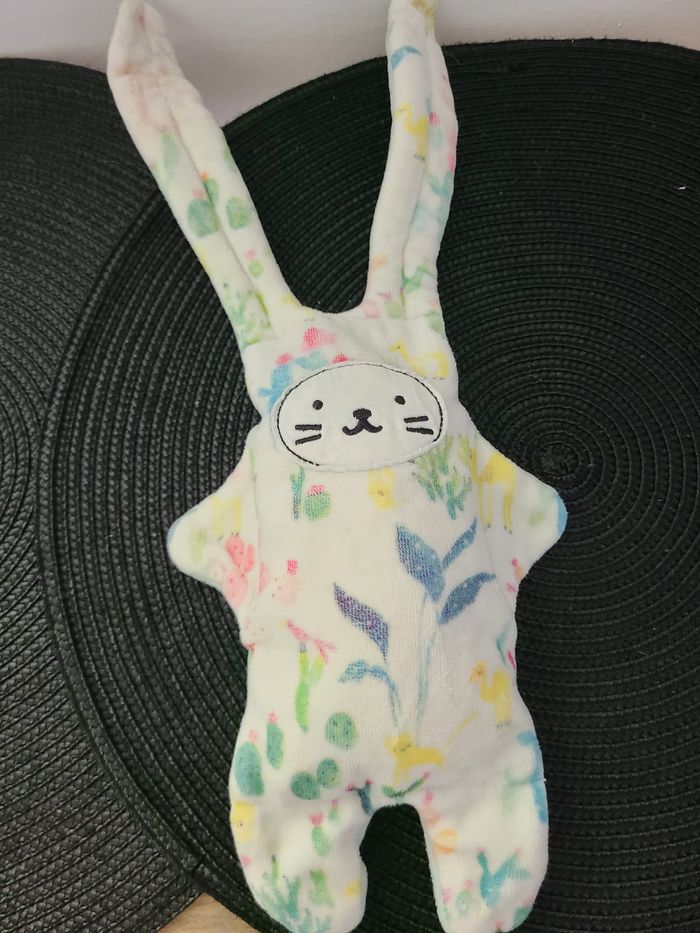 doudou lapin bleu blanc feuille chat chameau cactus catimini