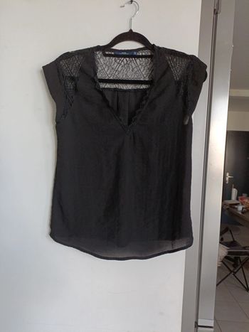 Top noir manche courte effet satiné dentelle Kiabi XS /S – Très bon état