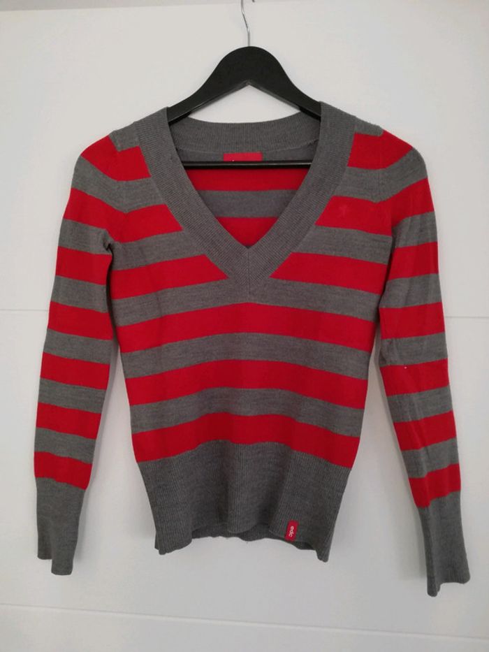 Pull rayé gris et rouge