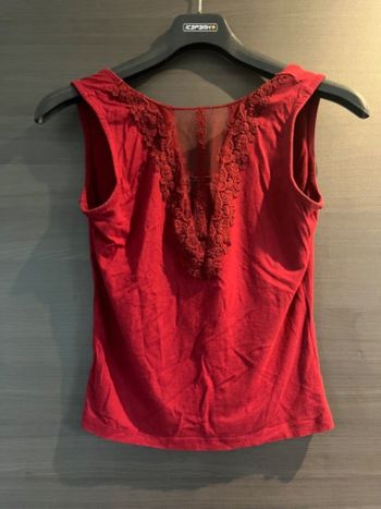 Débardeur bordeaux avec décolleté en dentelle