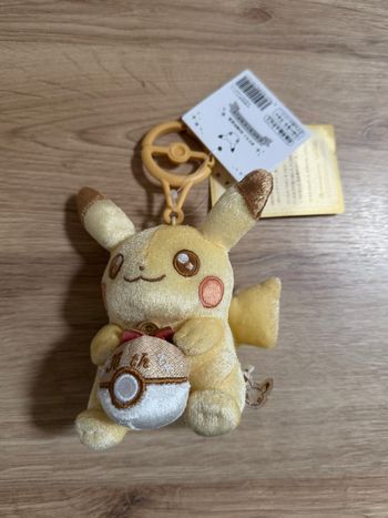 Porte-clés Peluche Pikachu 30th Anniversary Pokémon Center – Édition Collector