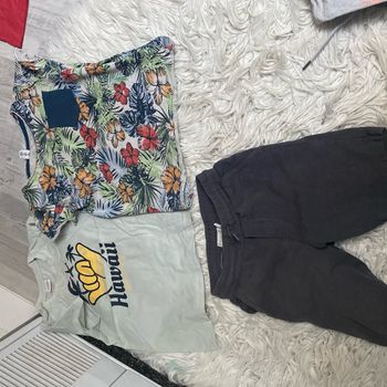 2 t shirt et un short