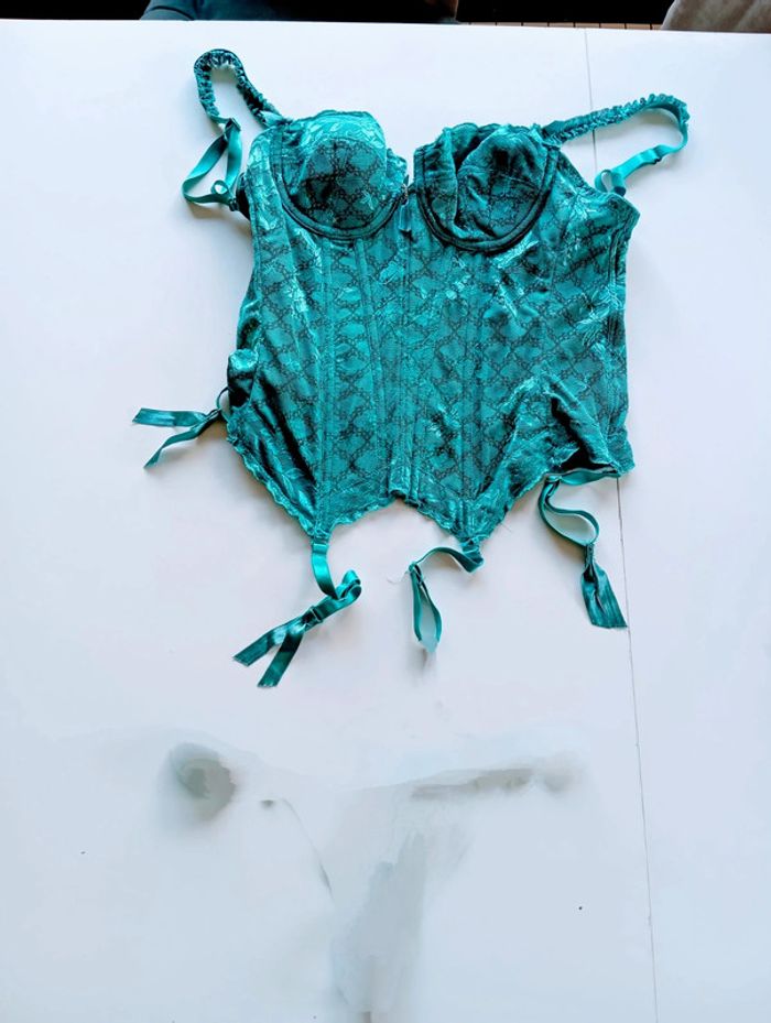 Bustier porte-jarretelles taille 85B