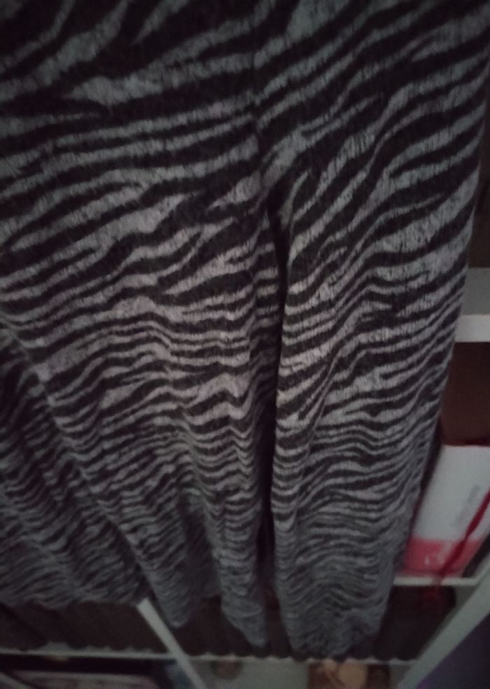 Pull gris zèbrè porté une fois - photo numéro 3
