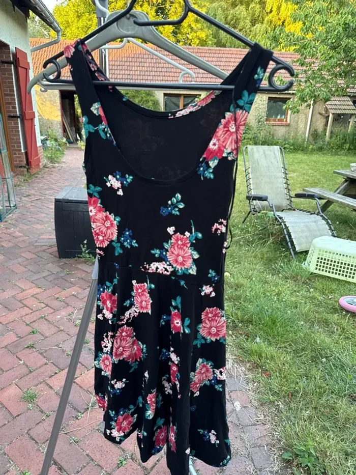Jolie petite robe sans manches neuve taille XS/S - photo numéro 3