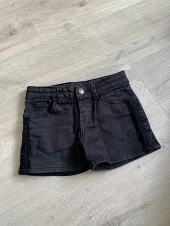 Short noir, IKKS, 5 ans en très bon état