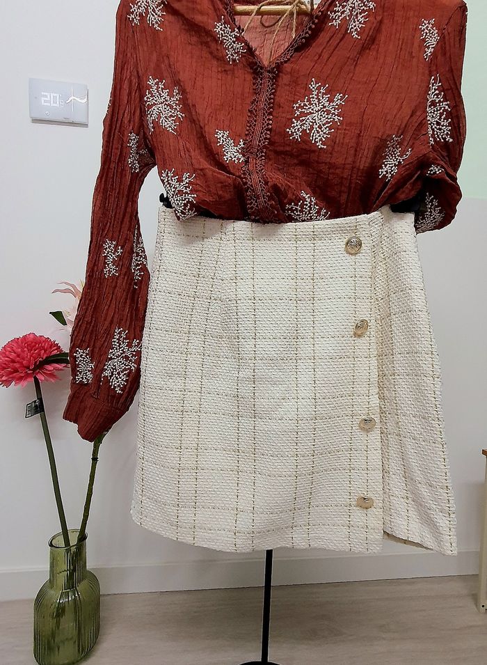 Minijupe tweed blanche bouton argenté