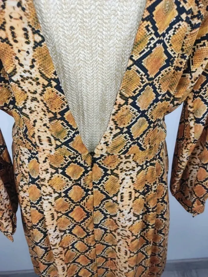 Robe mi-longue manches longues dos en V motif imprimé python noir brun beige taille M Mango - photo numéro 6