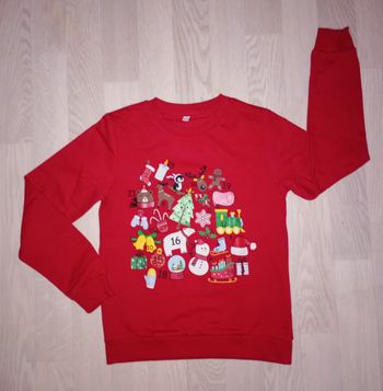 Sweat rouge motif calendrier de l'avent Noël Boutique Plus 
T. 134-140 cm 
NEUF