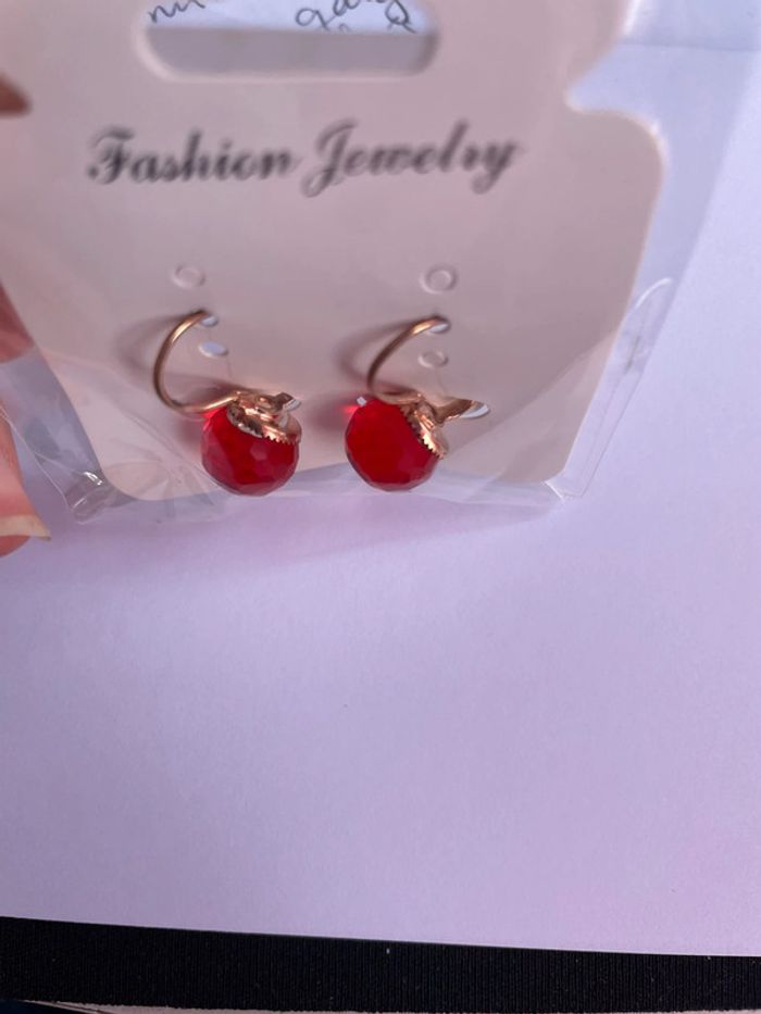 Boucles d’oreilles fantaisie dormeuses Crystal rouge - photo numéro 3