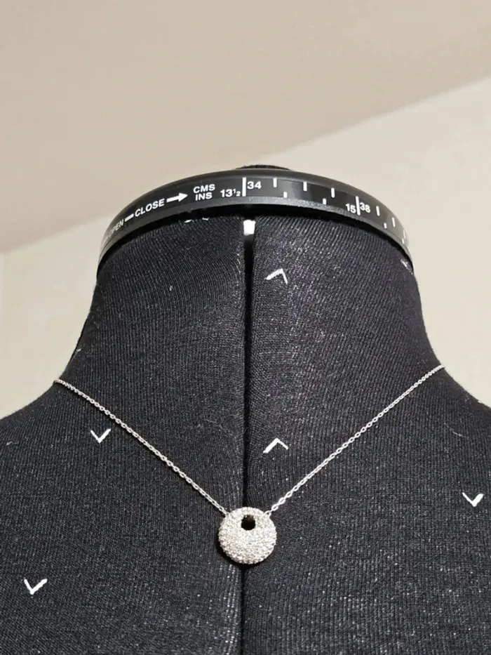 Élégant Collier Swarovski Rond en Métal et Cristal - État Impeccable - photo numéro 2