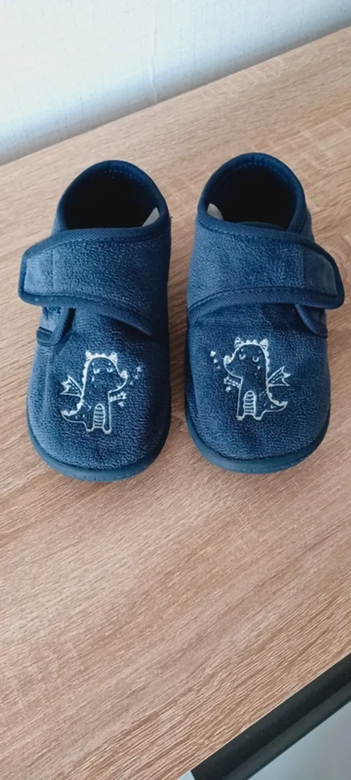 Paire de chaussons motif dinosaures garçon taille 24 - photo numéro 3