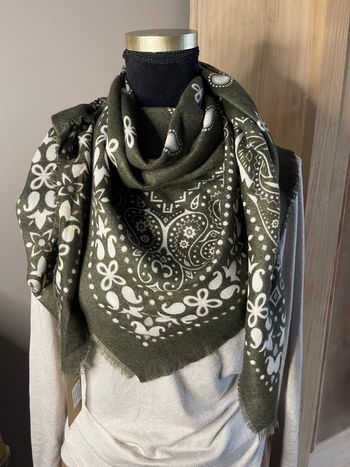 Foulard carré kaki  « bandana » neuf