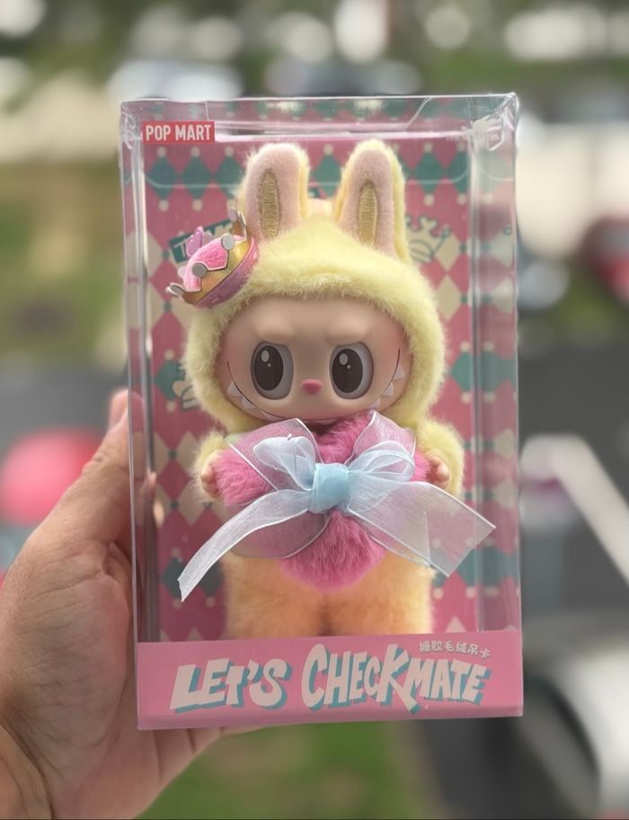 Pop Mart Labubu – The Monsters Let’s Checkmate (Lapin couronne) NEUF