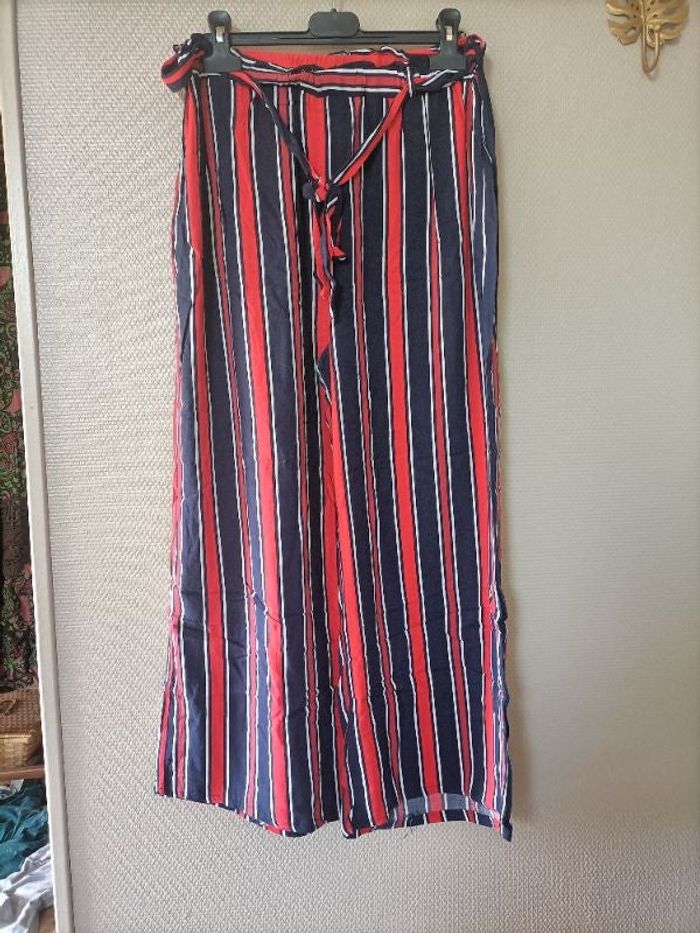 Pantalon fluide rayé - rayures bleu et rouge - 3/4