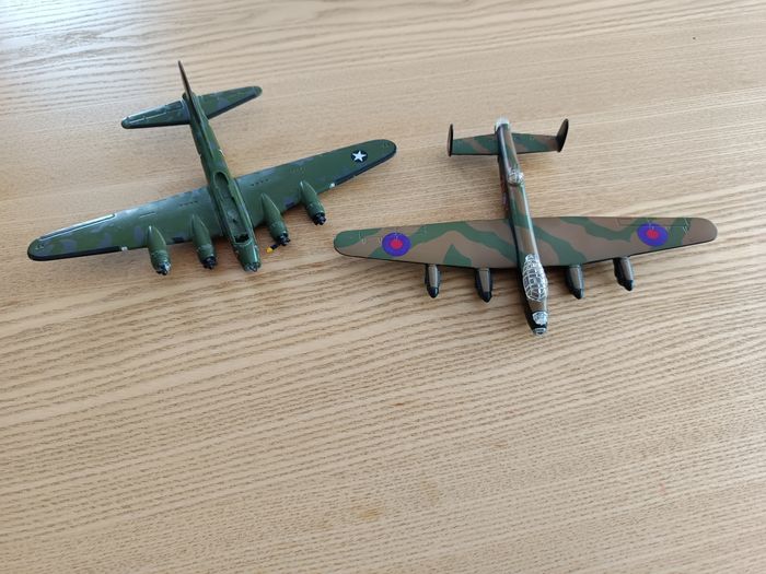 Lot de 2 avions miniatures