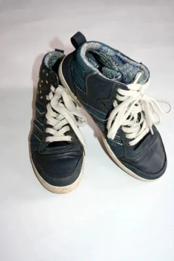 Baskets bleu marine et jeans, pointure 36
