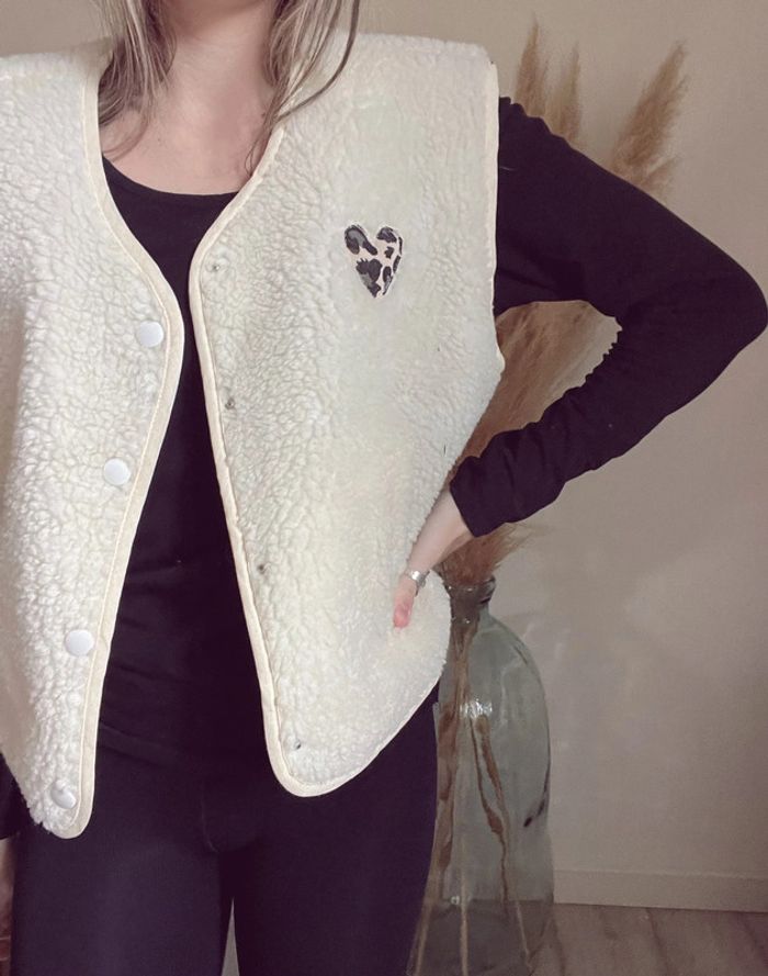 Gilet Kiara sans manche moumoute cœur léopard hellomoonshop neuf - photo numéro 2