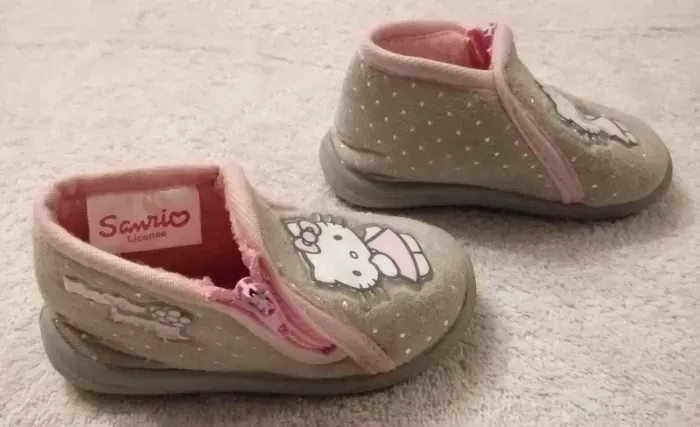 Chaussons Hello Kitty taille 20 (réf perso 18)(familleac72) - photo numéro 3