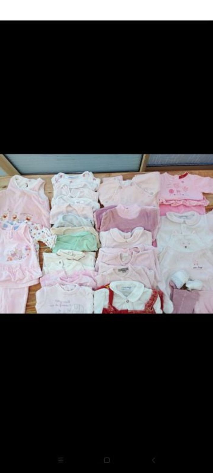 Lot de 28 vêtements en 1 mois fille