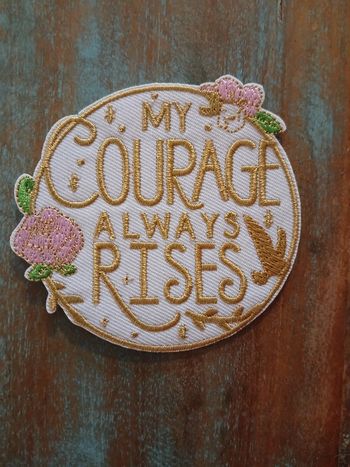 Ecusson feministe "Mon courage s'élève toujours"
