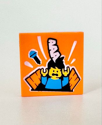 Lego City Accessoires, Thème Musique : Plaque 2x2 imprimée : Chanteur passant à la trappe - NEUF