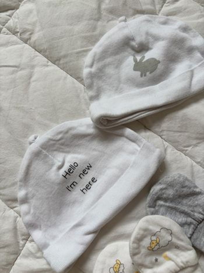 Lot naissance mixte - 2 bonnets, 2 paires de moufles, chaussons et petites chaussures - photo numéro 3