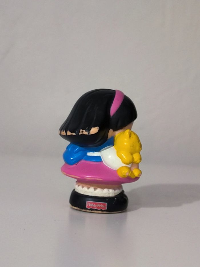 Little people figurine petit fille avec son doudou - photo numéro 2