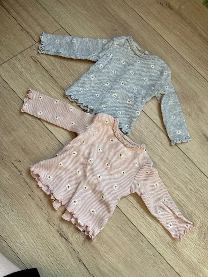 Lot 2 hauts Kiabi 1 mois à fleurs, rose et gris