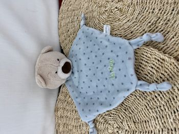 La Nina Doudou Ours Plat Beige Bleu Etoiles Noeuds