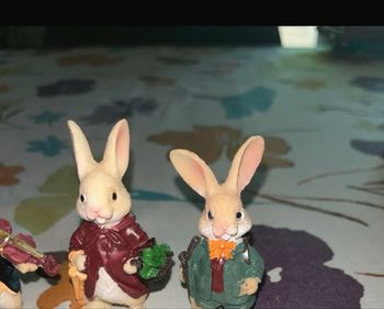 3 petites. Figurines Pierre lapin.