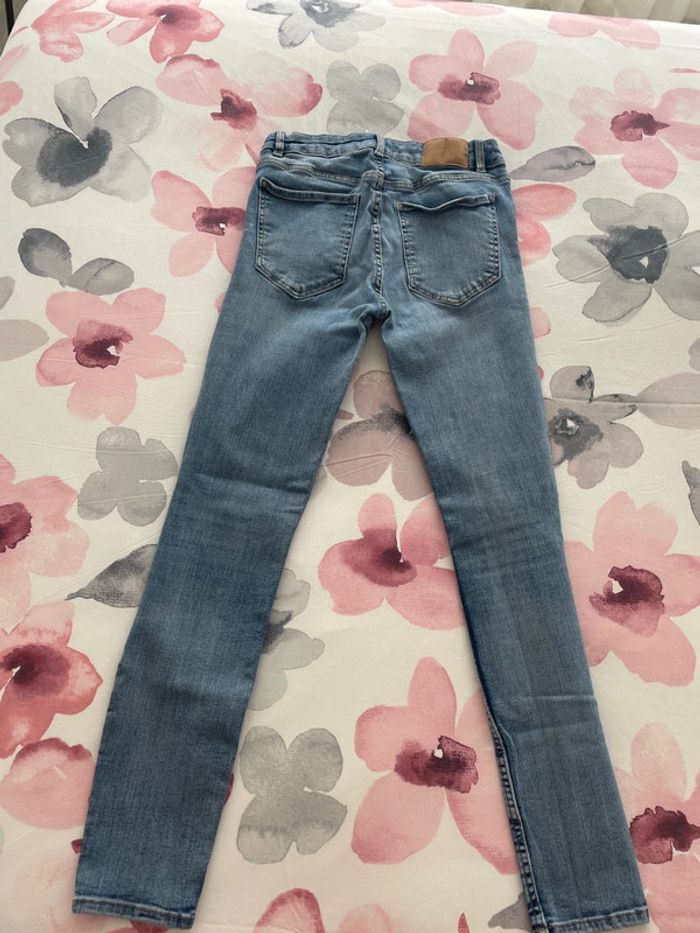 Jeans troué au genou - photo numéro 3