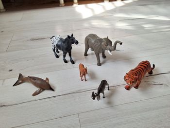 Lot 6 figurines animaux éléphant tigre cheval chevaux renne dauphin