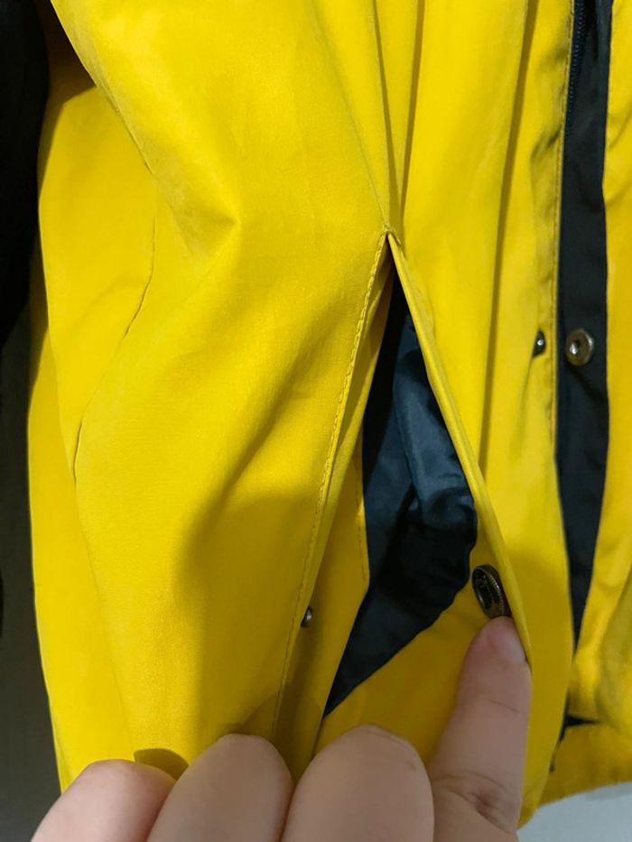 Veste coupe-vent imperméable bleu marine et jaune - photo numéro 4