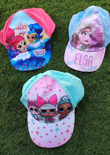 Lot de 3 casquettes réglables fille en bon état poupée LOL reines des neiges etc
