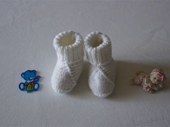 Chaussons en lainage blancs neufs faits main pour bébé 0/3 mois